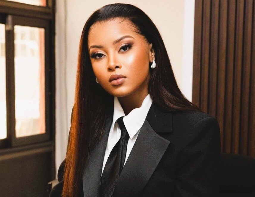 Sonia Jacquet — Au cœur du silence, une femme qui tient le monde ensemble